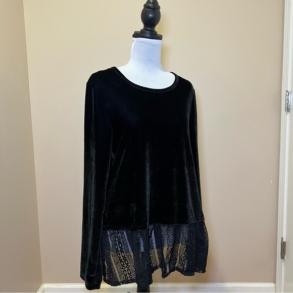 Signature Studio Women’s Black Velour & Lace Flared Sleeves Shirt. Size Large - Picture 2 of 9